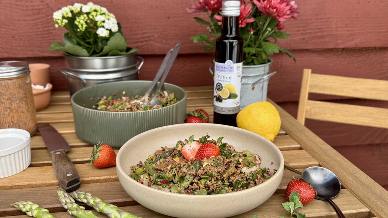 Frühlingssalat mit knusprigem Quinoa