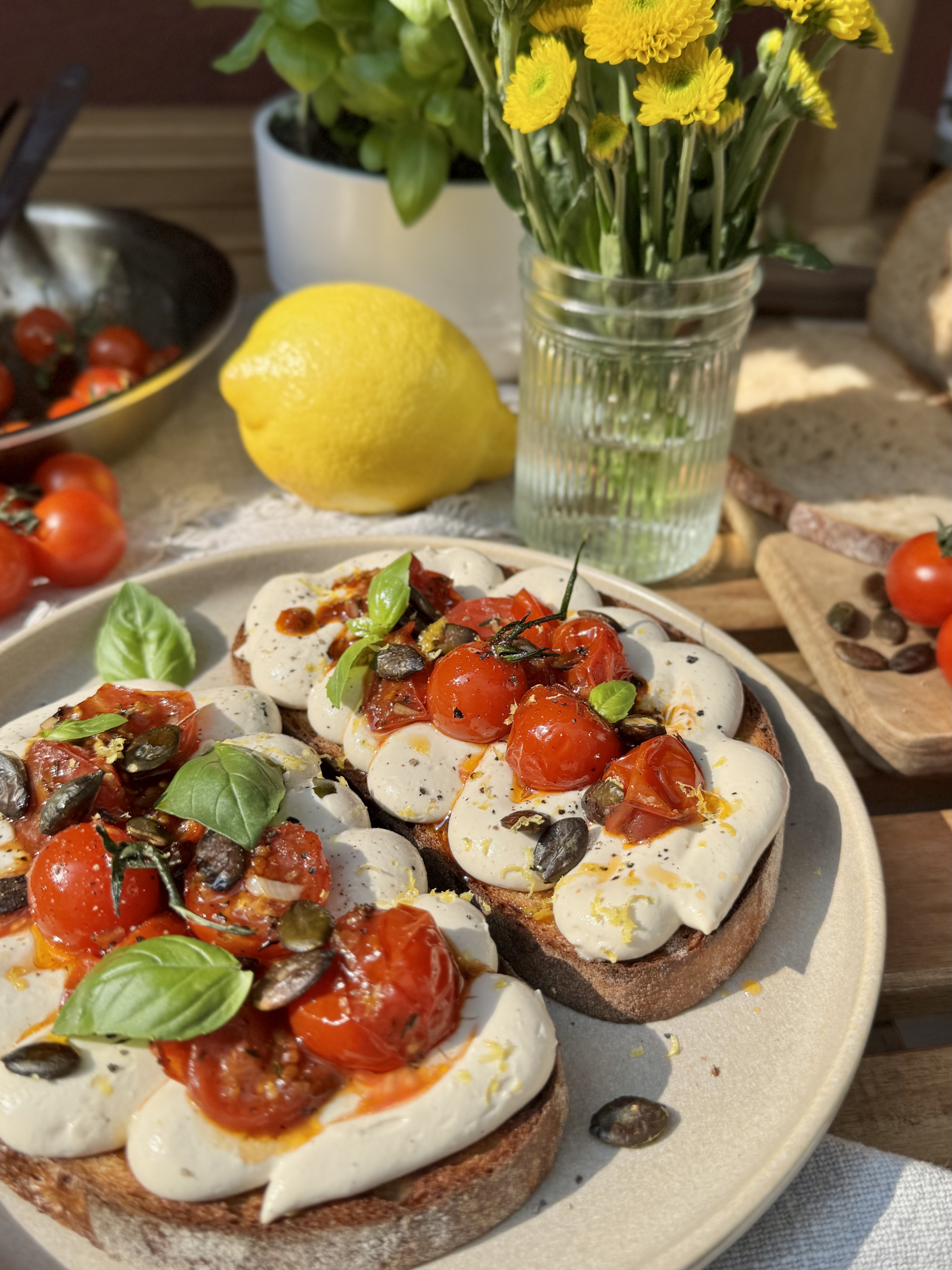 Cremiger Whipped Tofu auf Brot mit Rösttomaten