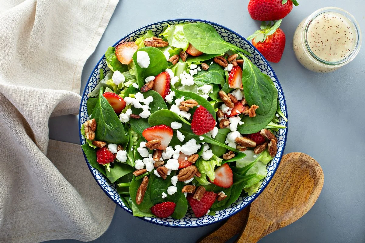 Bunter Sommersalat mit Erdbeeren & O’citron-Vinaigrette