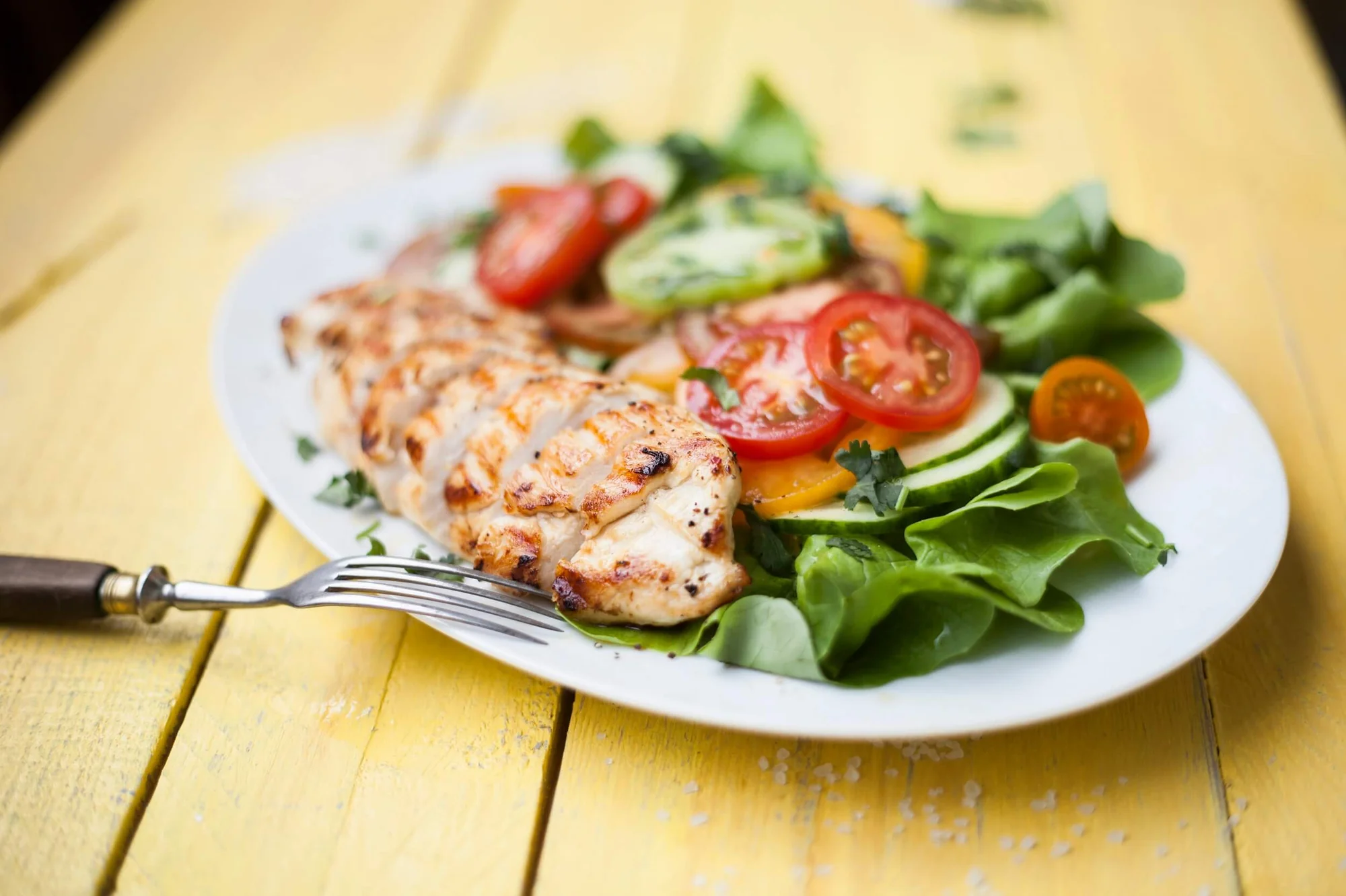 Sommersalat mit mariniertem Hähnchenfleisch und BIO PLANETE Olivenöl und Knoblauch