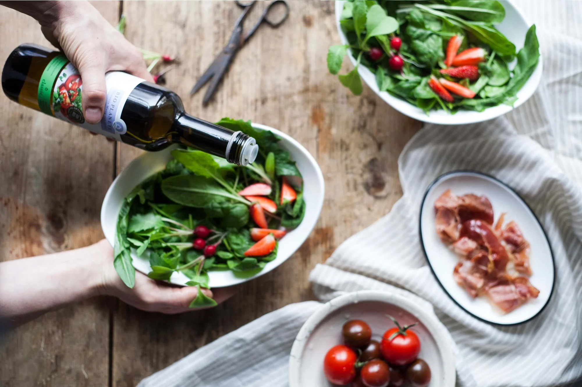 Wildkräutersalat mit Schinken und  BIO PLANETE Salatöl