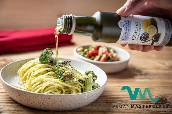 Spaghetti al Pesto mit Mohn-Brokkoli und Bohnen-Tomaten-Salat