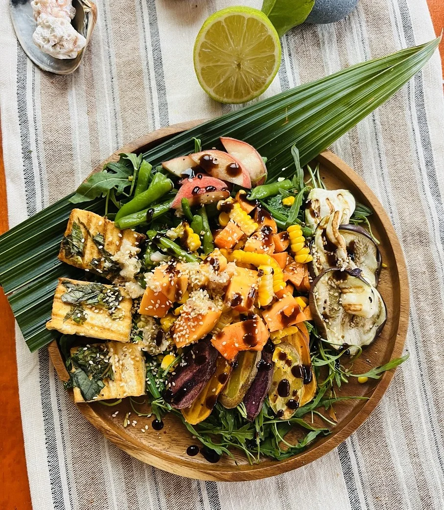 Exotischer Sommersalat mit der BIO PLANÈTE Ölkomposition für die Thai-Küche