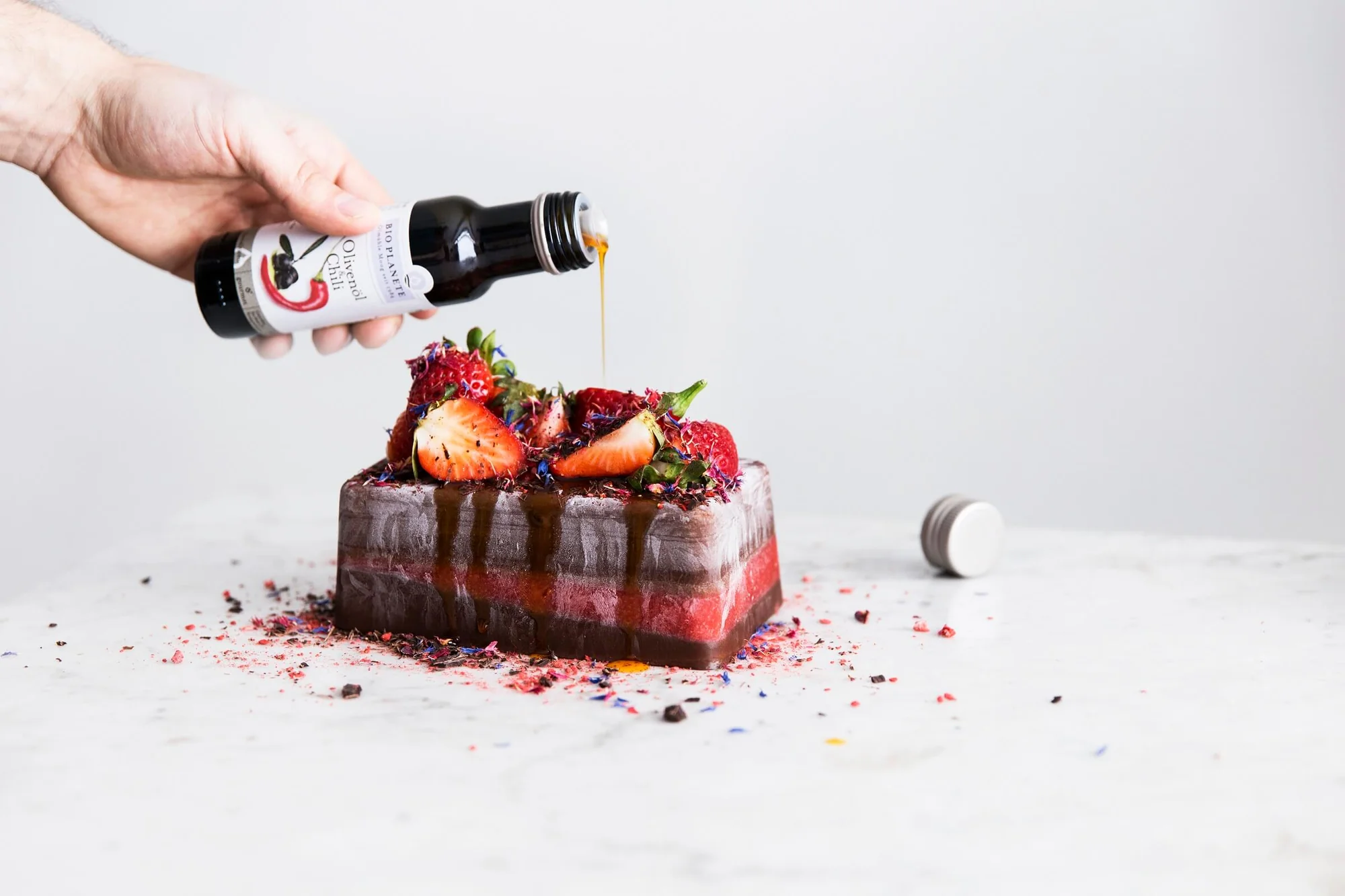 Schoko-Semifreddo mit Erdbeeren-Chili-Pueree mit BIO PLANETE Olivenöl & Chili