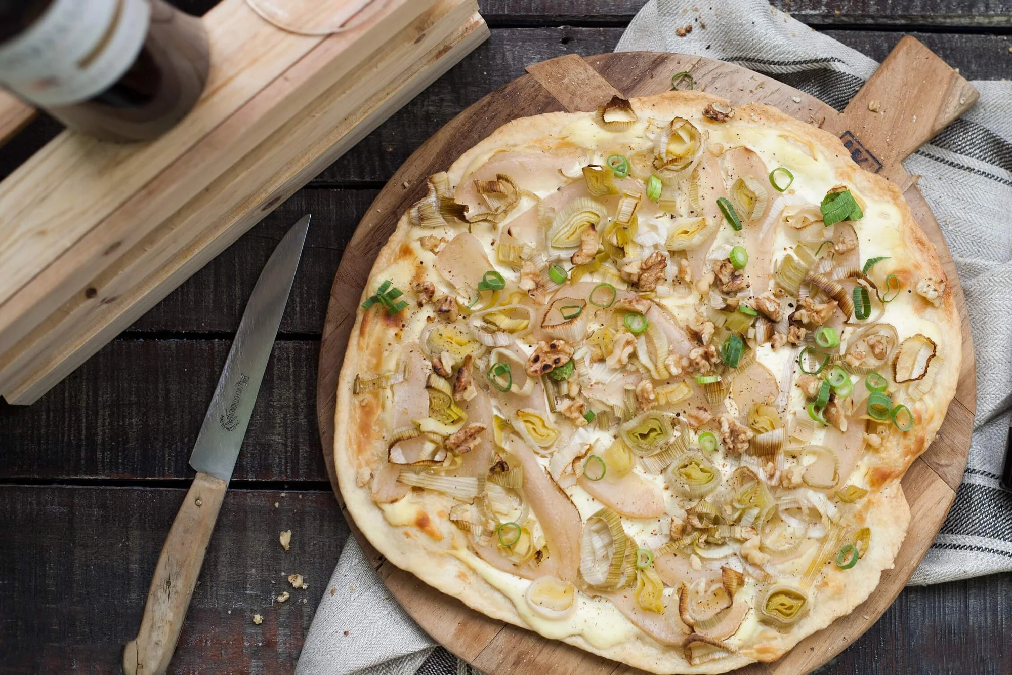 Flammkuchen mit Birnen und BIO PLANETE Walnussöl