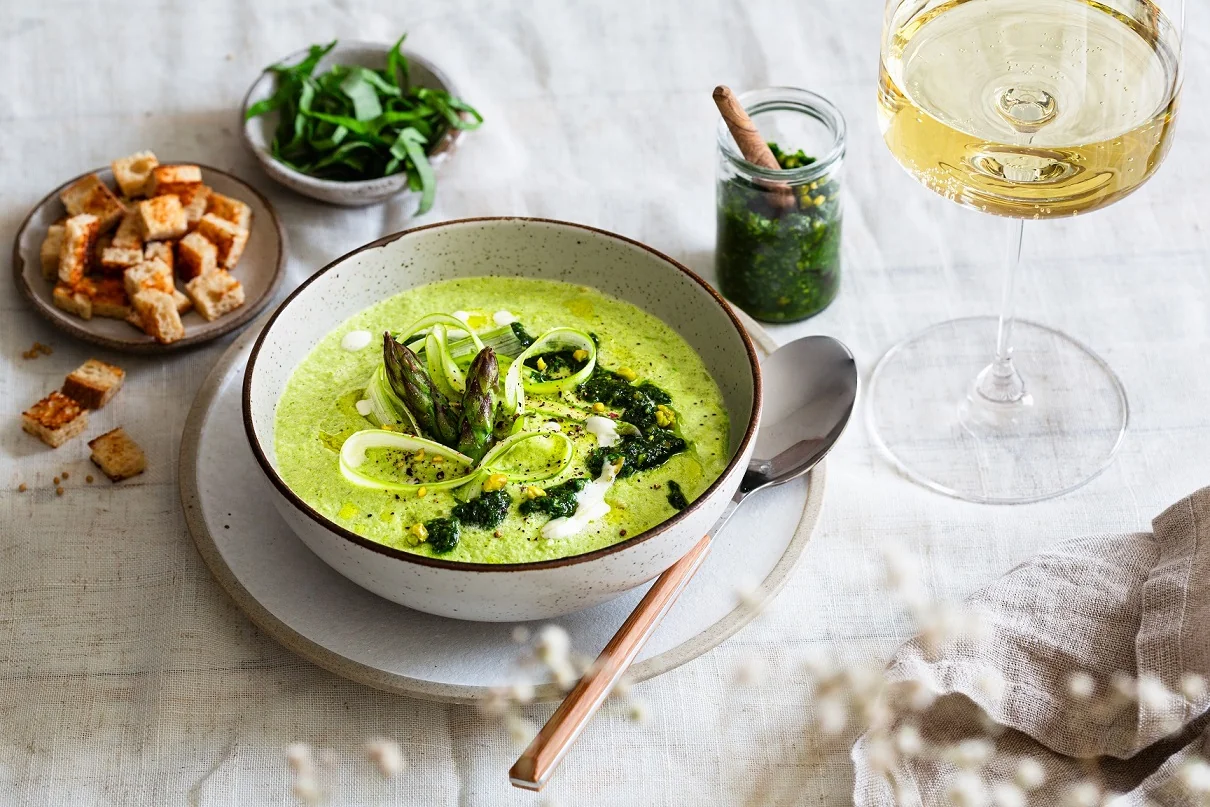 Spargelsuppe mit Bärlauch-Senfpesto