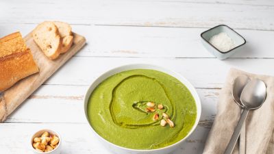 Rahmspinat mit Kokoscreme und gerösteten Erdnüssen