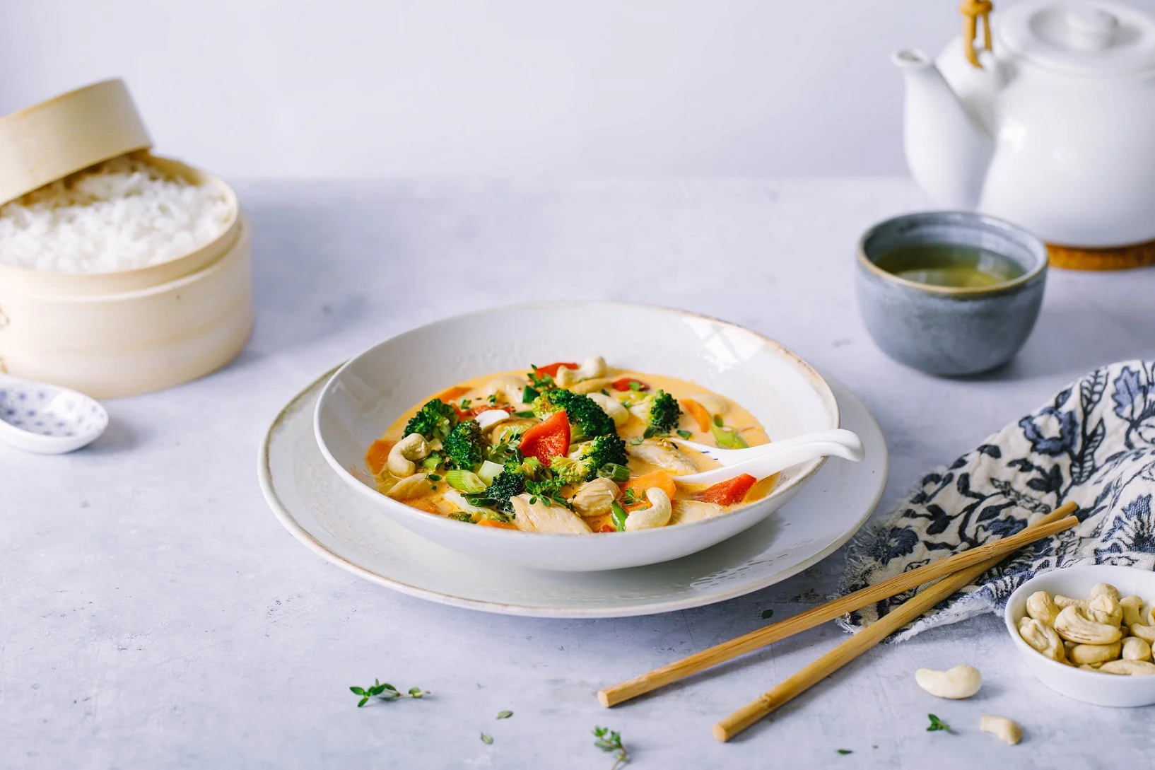 Rotes Thai-Curry mit Hähnchen und BIO PLANÈTE Ölkomposition für die Thai-Küche