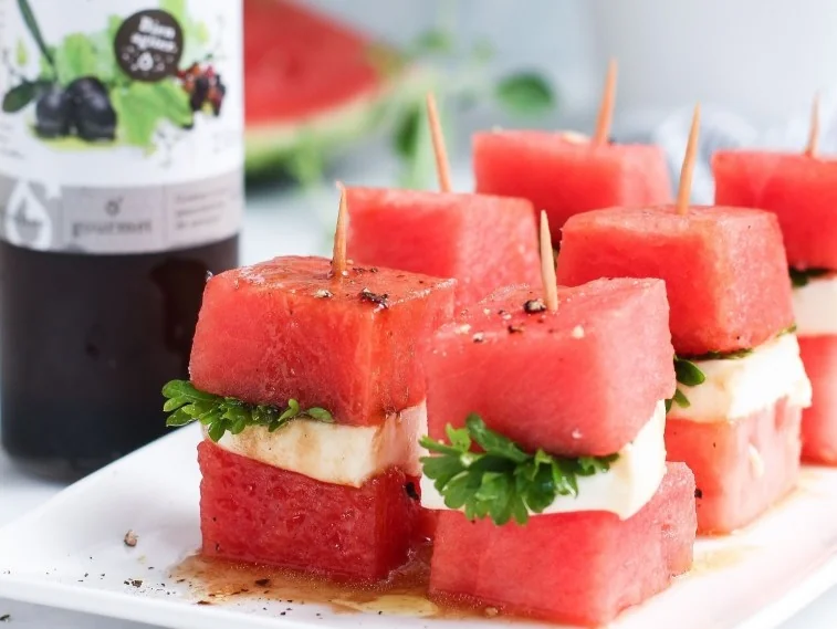 Mini-Spiesse mit Wassermelone und Mozzarella mit  BIO PLANETE Olivenöl Balsamico