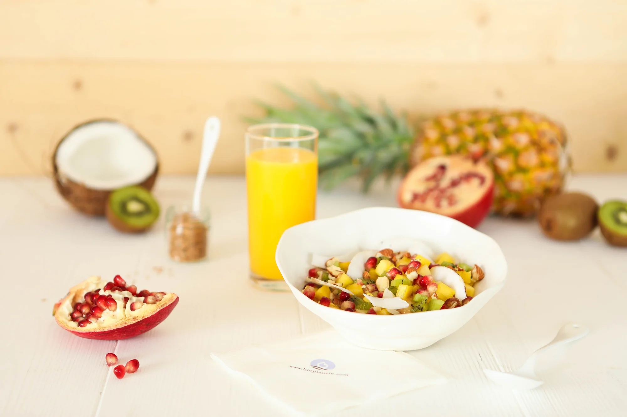 Bowl mit tropischen Früchten mit BIO PLANETE Leindotteröl