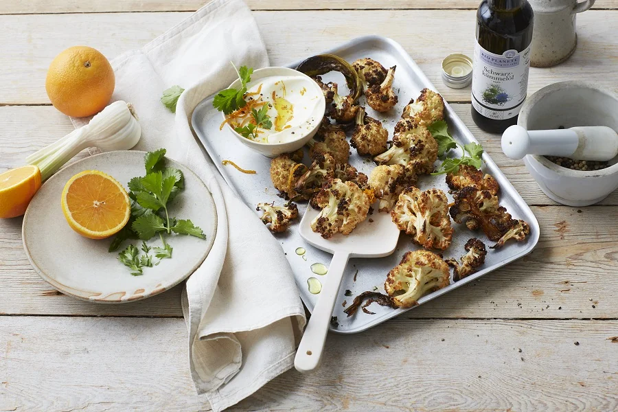 Gerösteter Blumenkohl mit einem Orangen-Schwarzkümmelöl-Dip