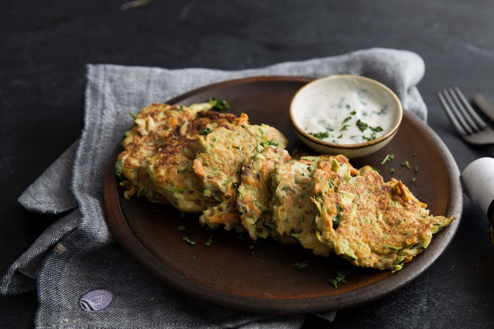 Vegane Zucchinipuffer mit Sojajoghurt-Dip BIO PLANETE Senföl
