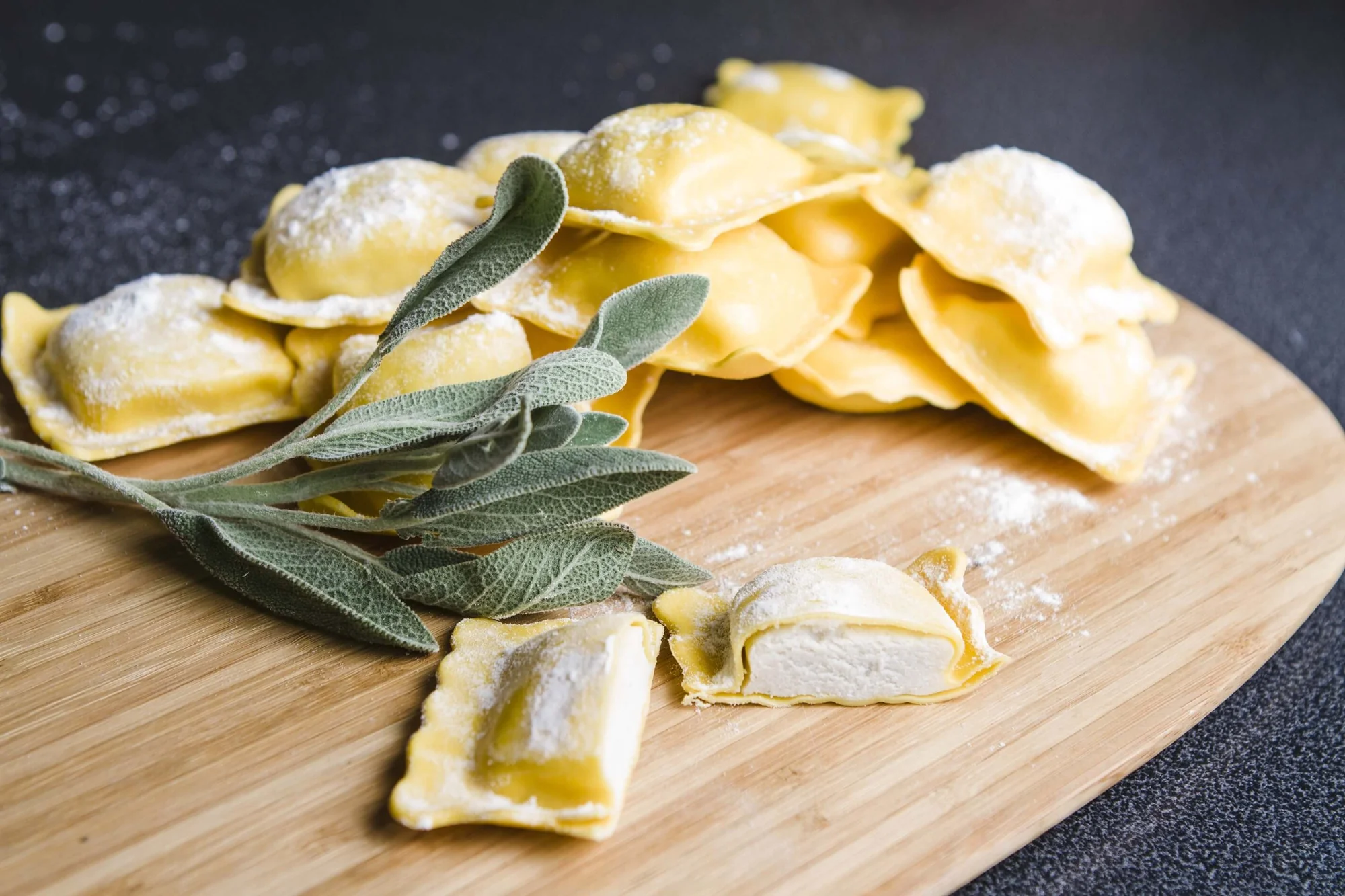 Ricotta-Ravioli mit BIO PLANETE Trüffelöl und Salbei