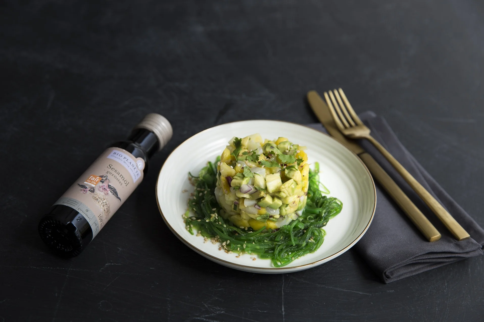 Ceviche aus Jacobsmuscheln im Wakame-Bett mit BIO PLANETE Sesamöl geröstet