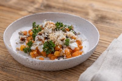 Karotten-Tatar mit Dörraprikosen, Senfsamen und Meerrettich