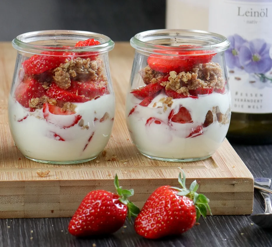 Erdbeer-Joghurt-Schichtdessert  mit  BIO PLANÈTE Leinöl