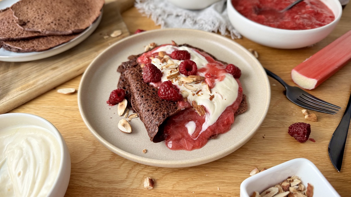 Schoko-Buchweizen-Pfannkuchen mit Rhabarber-Himbeer-Kompott