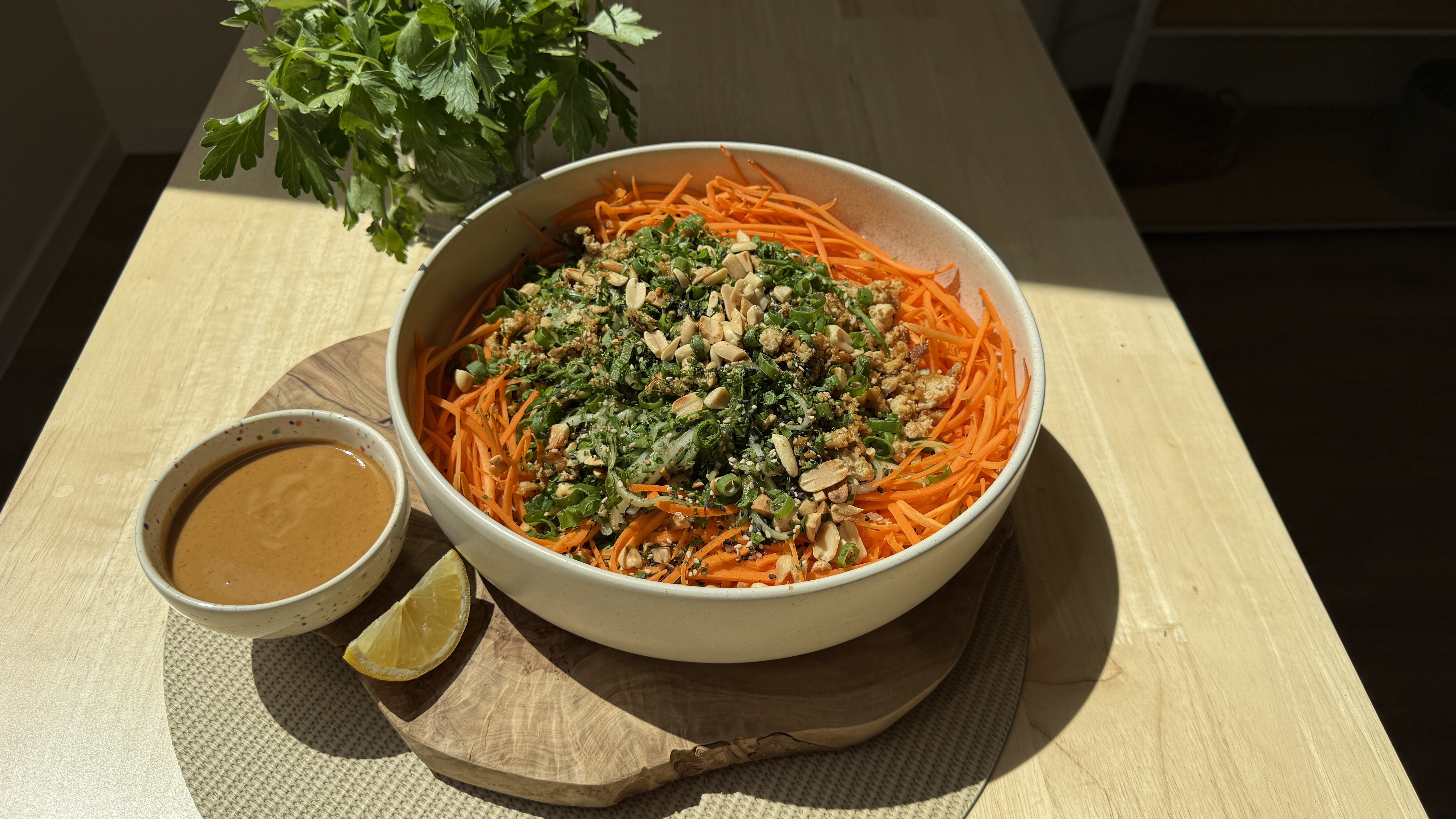 Möhren-Gurken-Salat mit cremigem Erdnussdressing