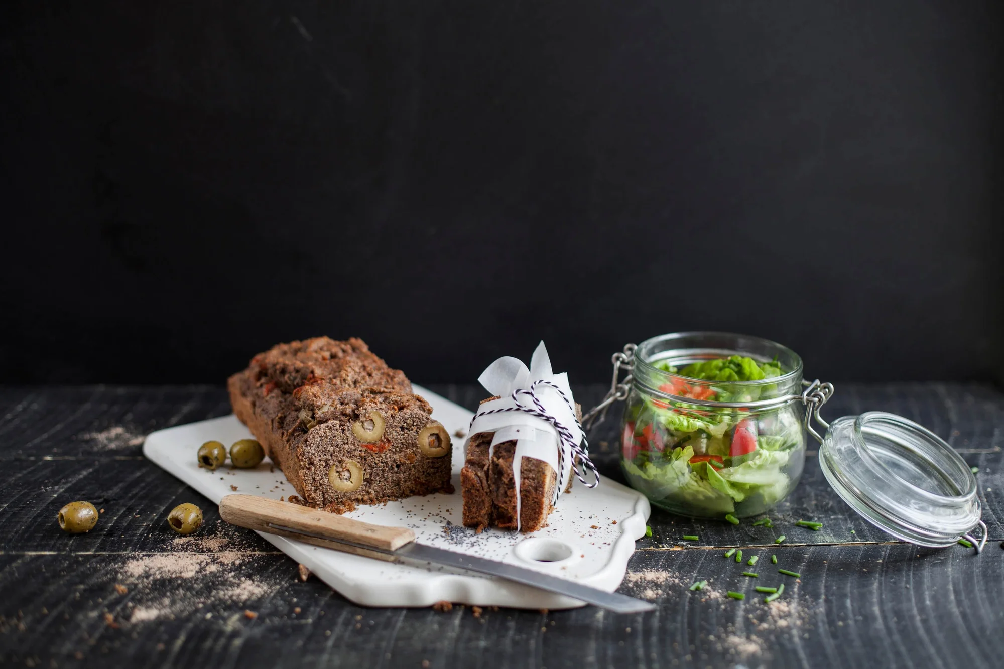 Le Cake Mediterranee mit Oliven und getrockneten Tomaten und BIO PLANETE Olivenöl mild