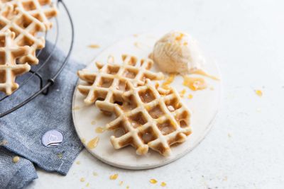 Erdnuss-Waffeln mit veganem Salted Caramel Eis