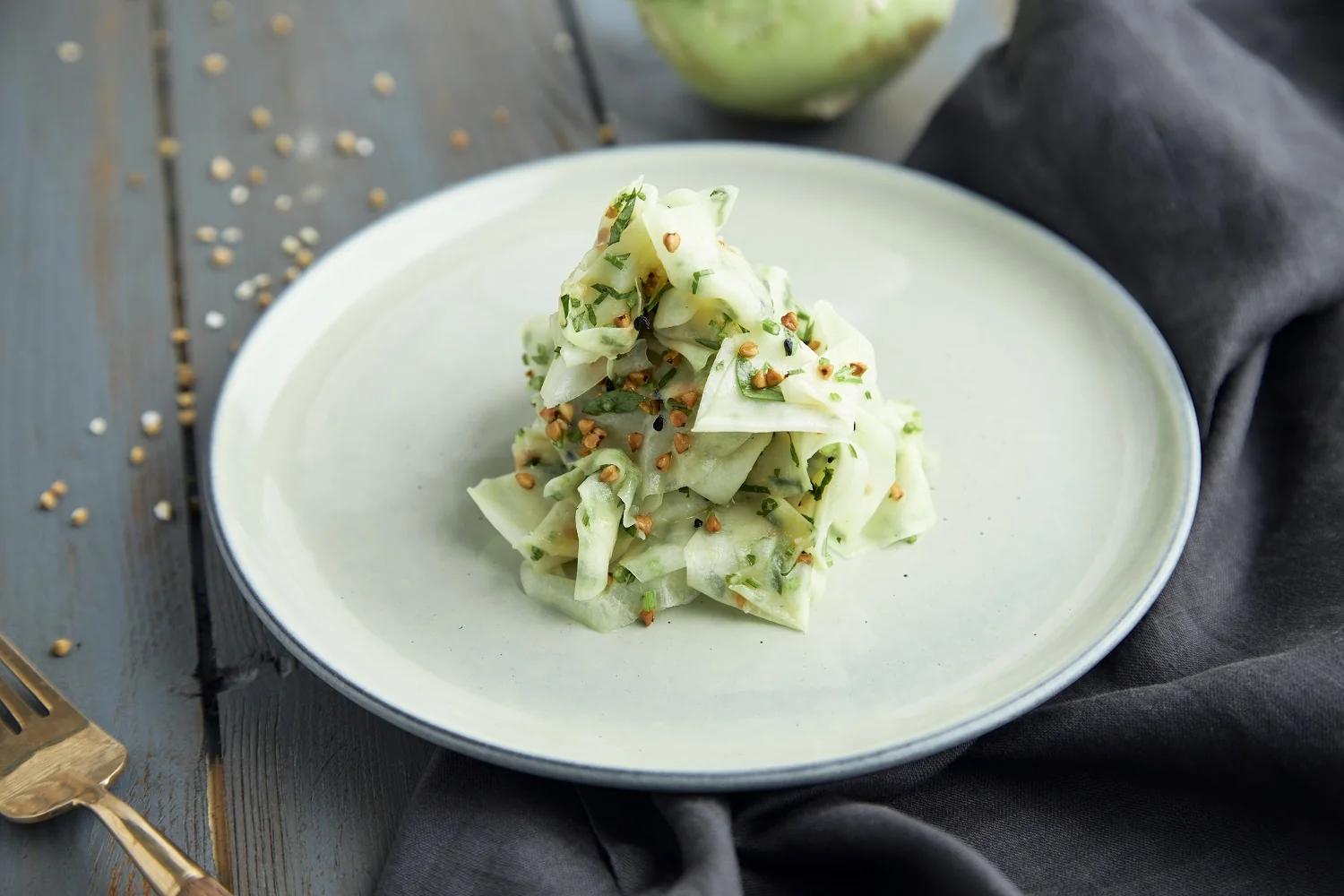Kohlrabi Salat mit BIO PLANÈTE Schwarzkümmelöl