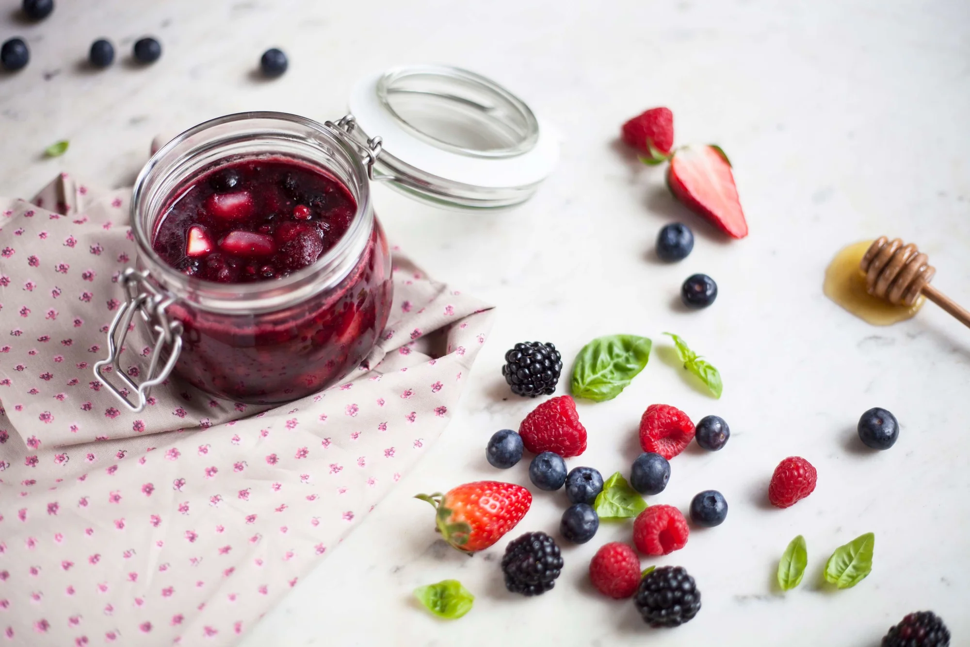 Rote Grütze mit Basilikum und BIO PLANETE Olivenöl & Basilikum