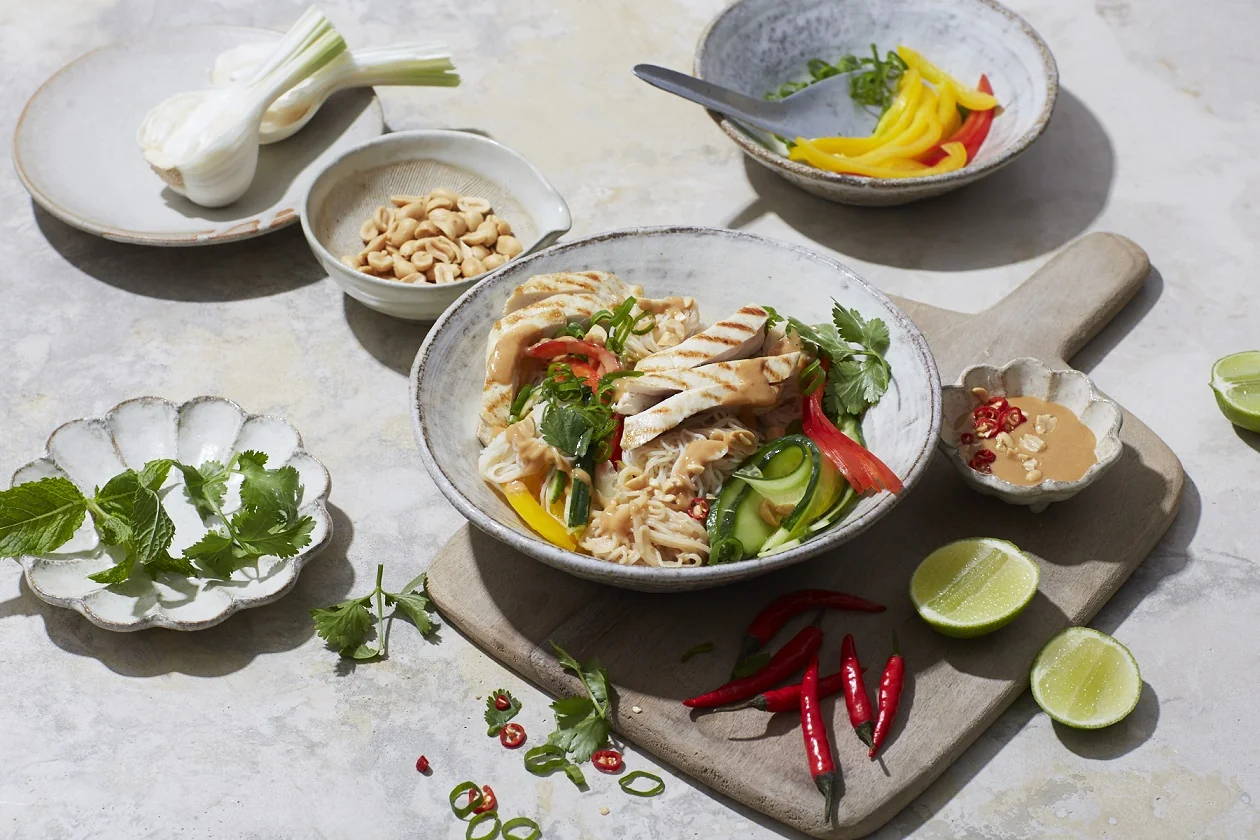 Thai-Nudelsalat mit gegrilltem Hähnchen und Erdnuss-Dressing