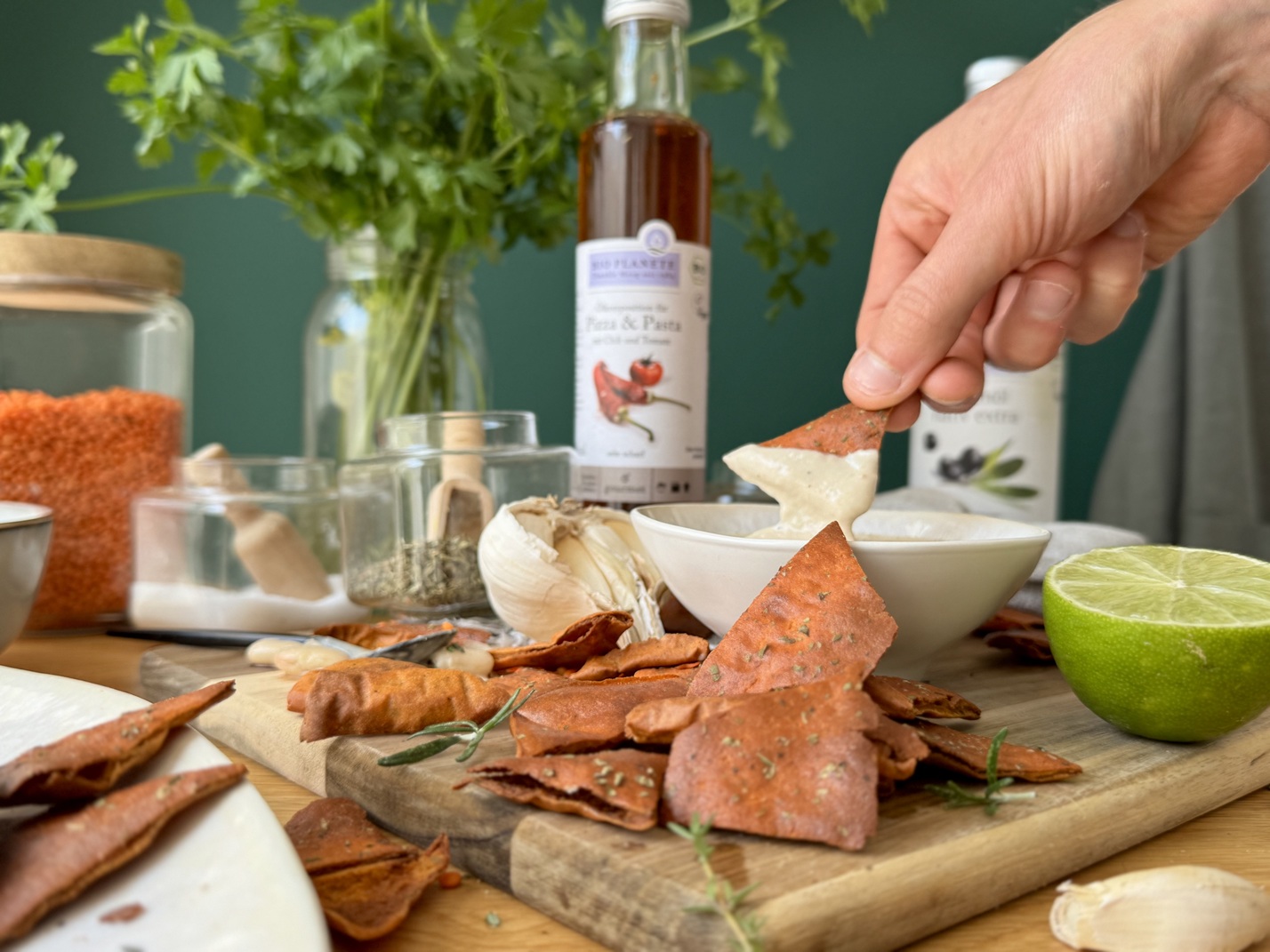 Pizza-Linsencracker mit Knoblauch-Bohnenmus