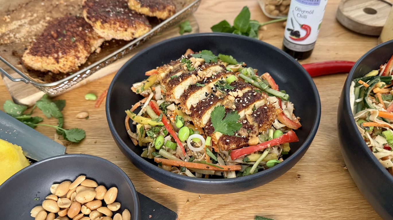 Sommerrollen-Salat mit knusprigem “Sweet Chili” Tofu und BIO PLANÈTE Olivenöl & Chili