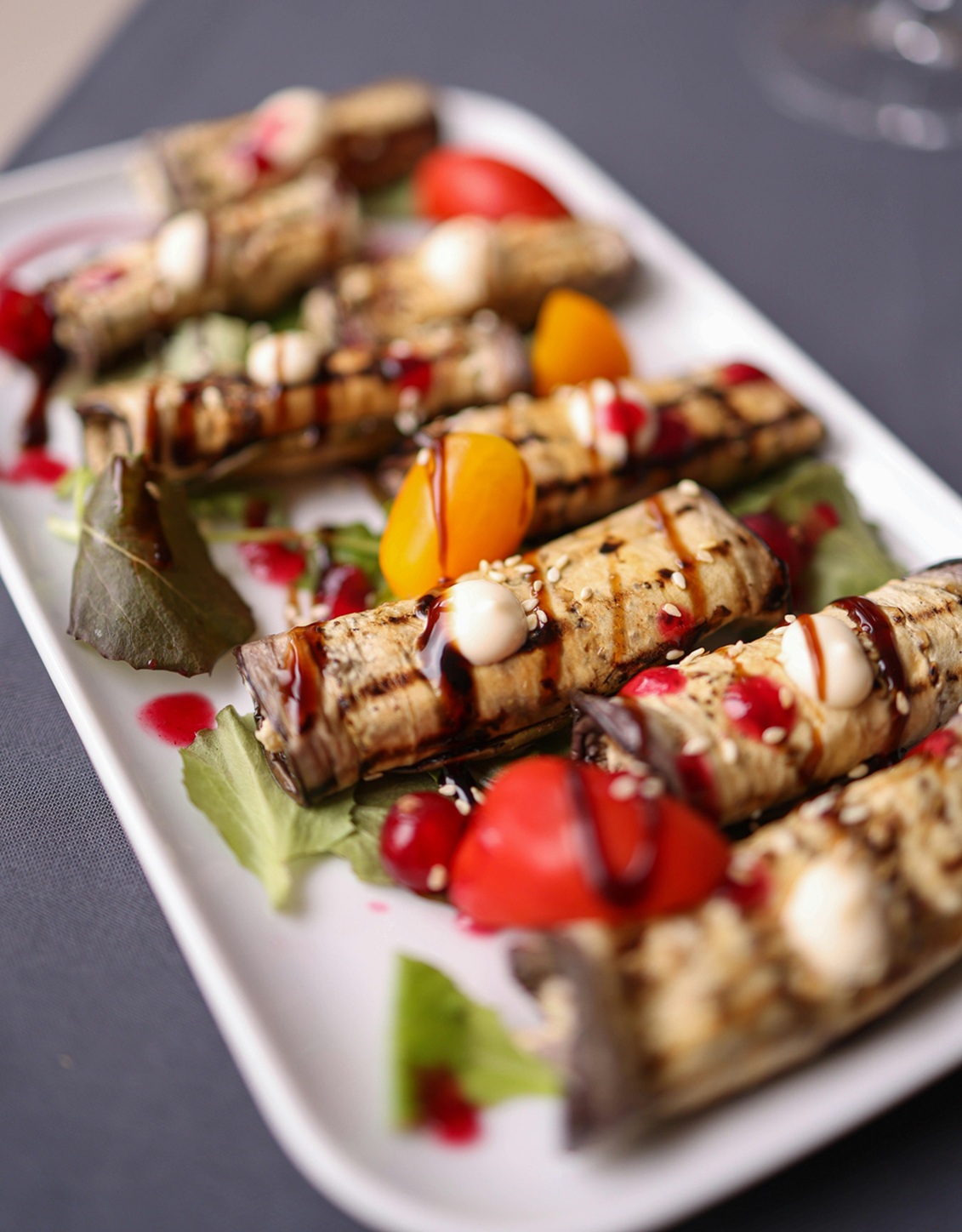 Auberginenröllchen mit Frischkäse-Tomaten-Füllung