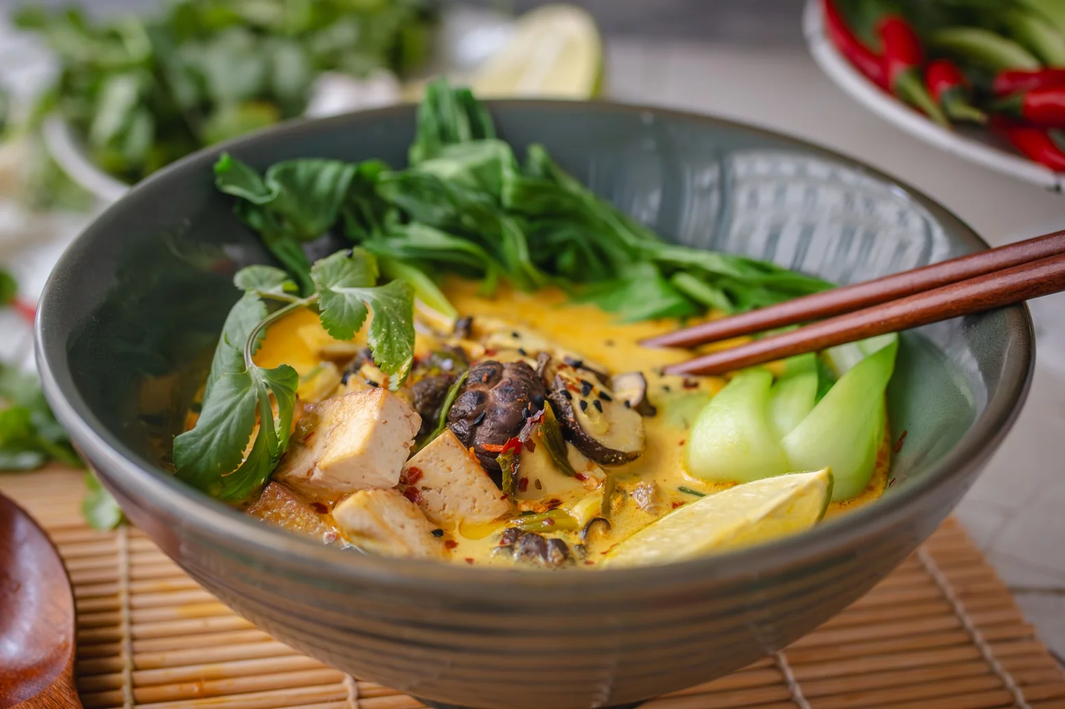 Vegane Thai-Kokokssuppe mit BIO PLANÈTE Schwarzkümmelöl