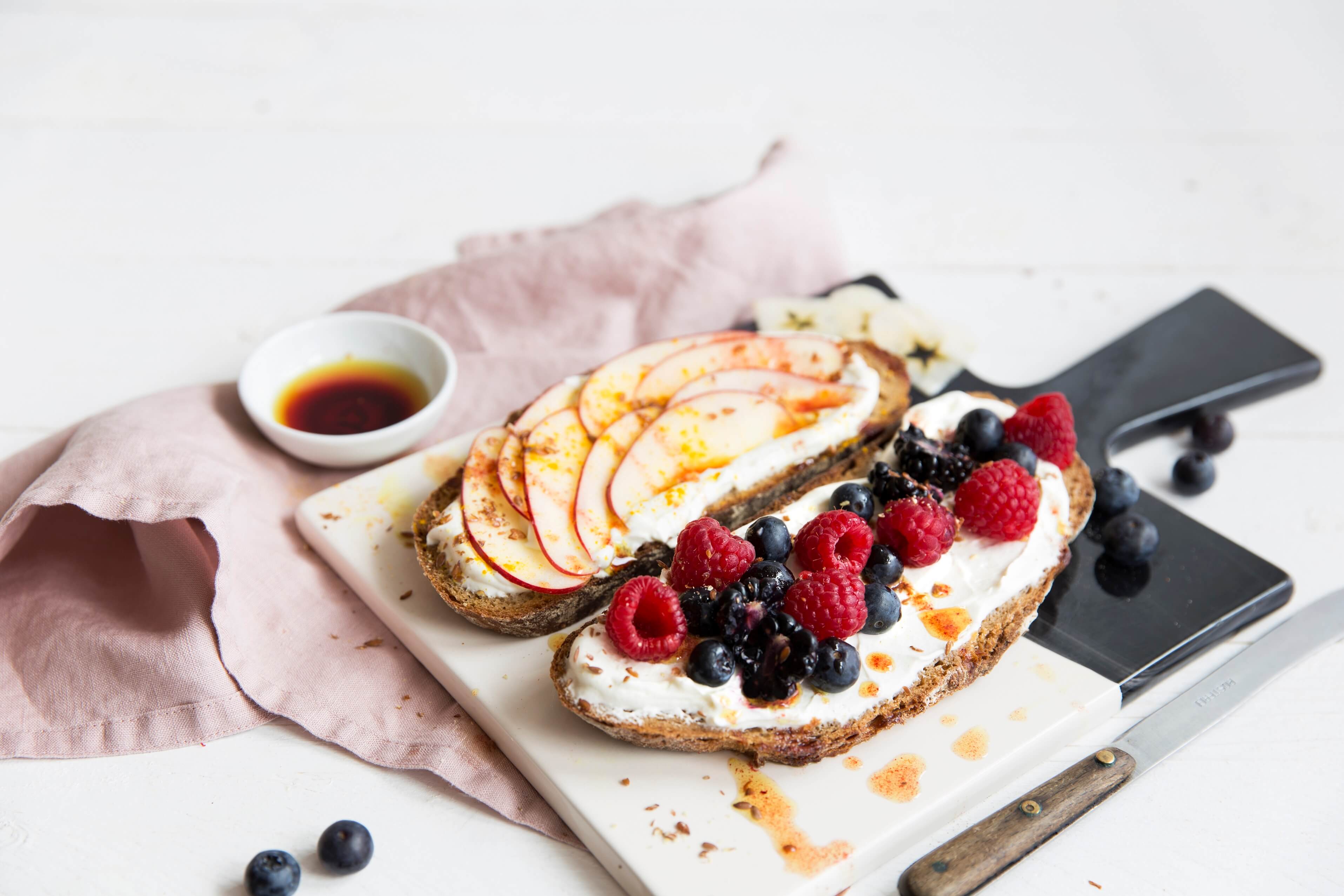 Quarkschnitte mit frischen Früchten