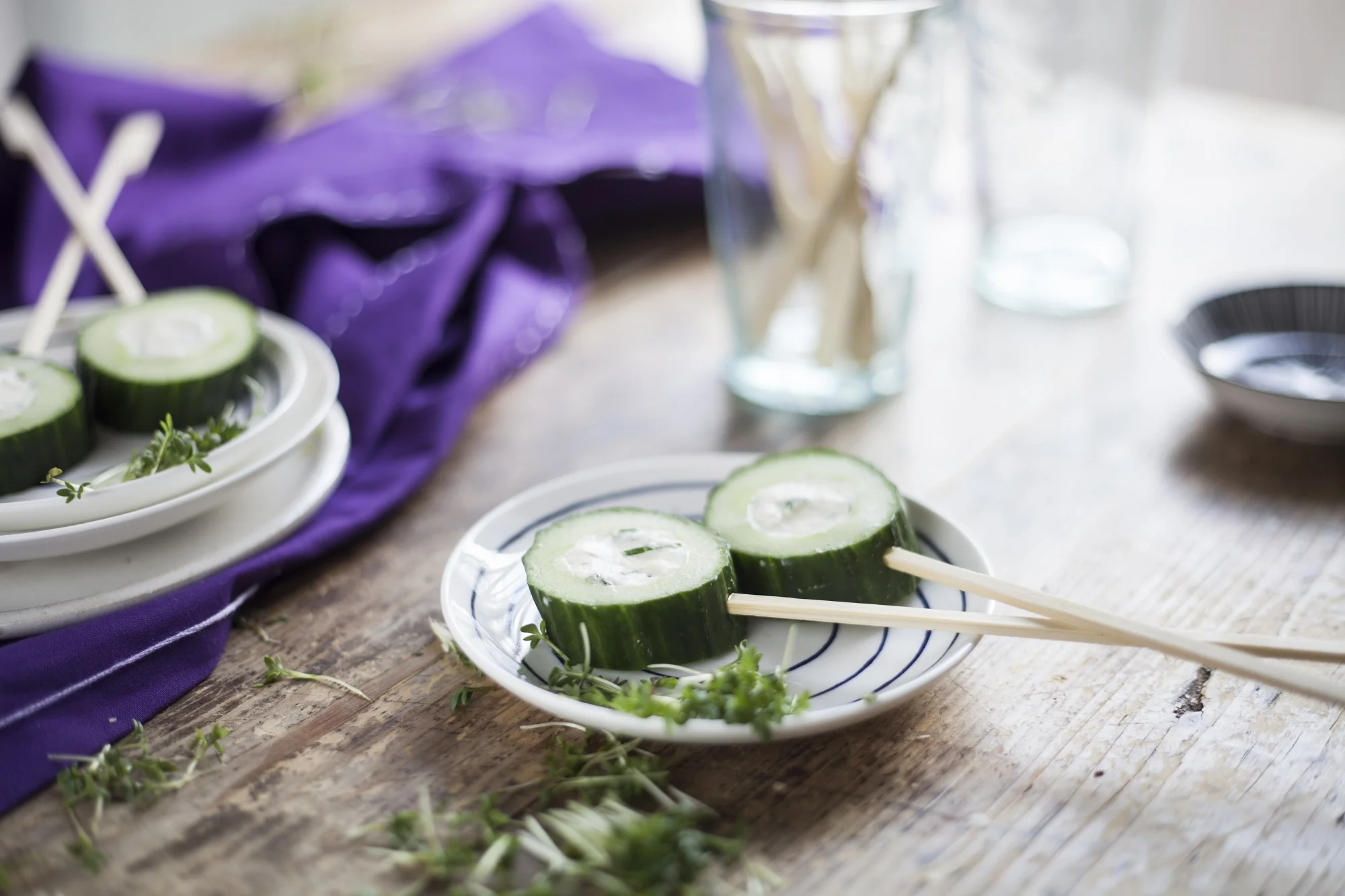 Lollipops aus Gurke und Kräuterfrischkäse und BIO PLANETE Olivenöl nativ extra