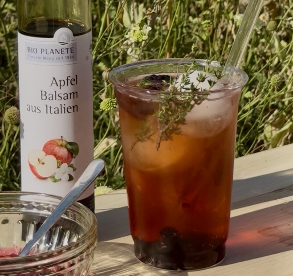 Brombeer-Thymian-Shrub mit Apfelbalsam