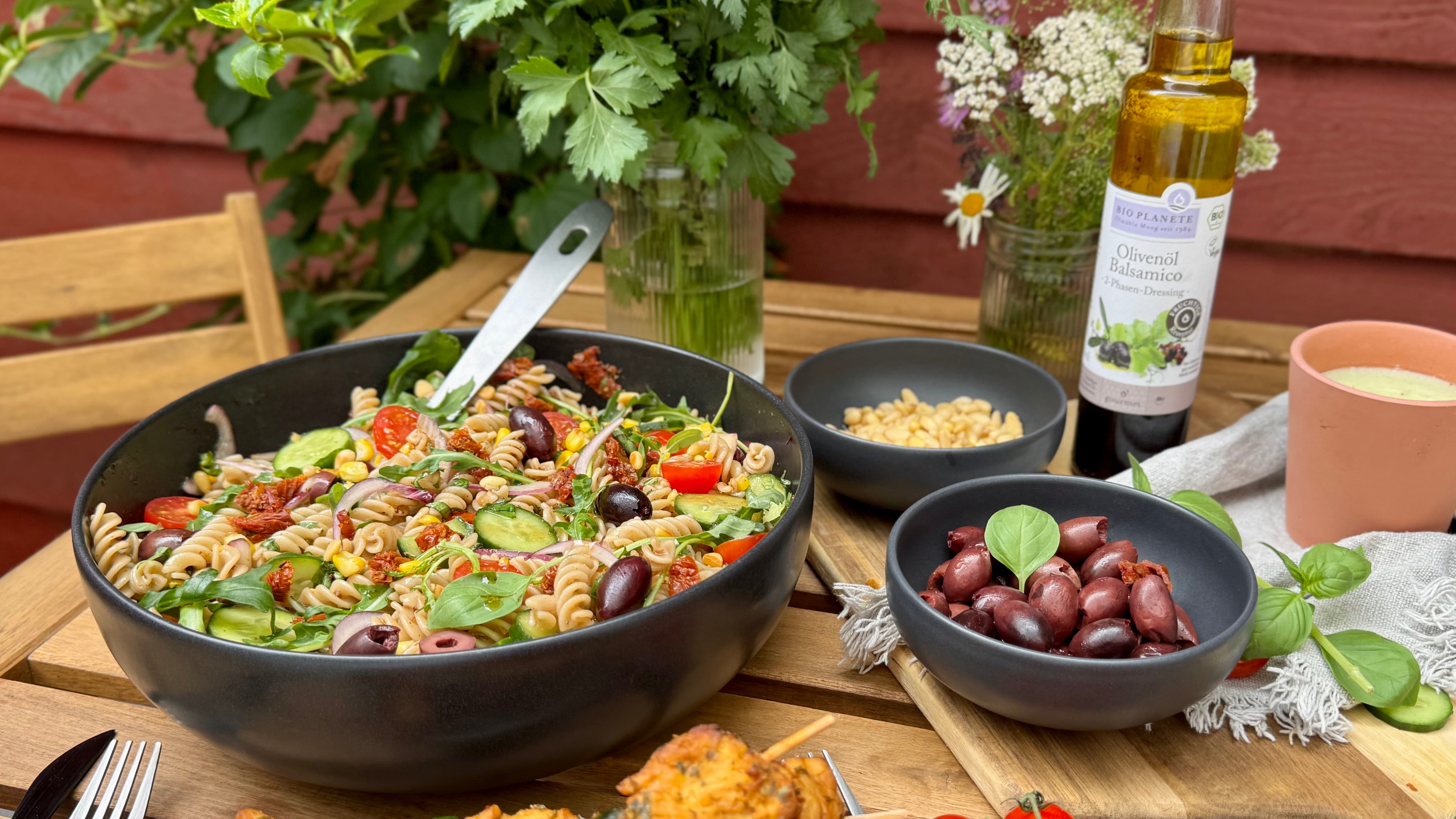 Mediterraner Nudelsalat mit Balsamico-Senf-Dressing