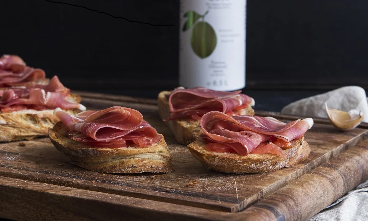 Spanische Tapas Pan tomate con jamon mit BIO PLANETE Fraicheur Olivenöl