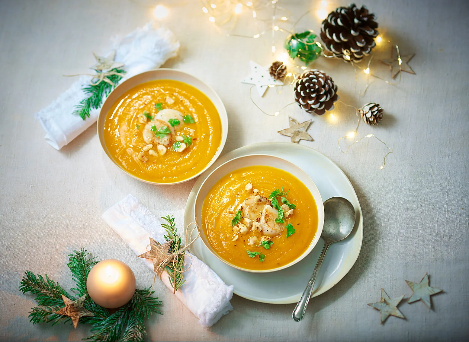 Kürbiscremesuppe mit Jakobsmuscheln mit BIO PLANETE Haselnussöl geröstet