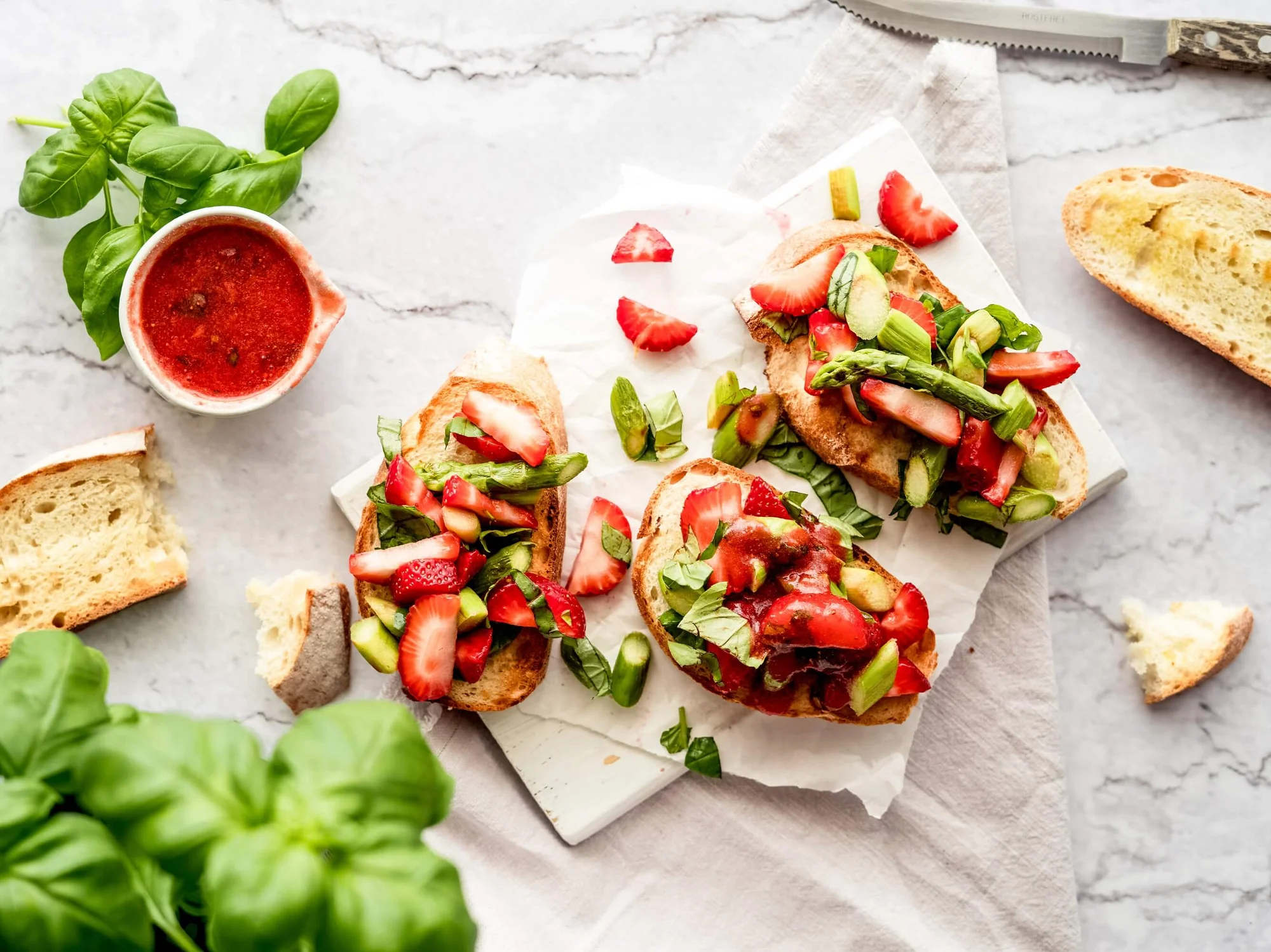 Erdbeer-Spargel-Bruschetta mit BIO PLANETE Olivenöl & Basilikum und Leindotteröl