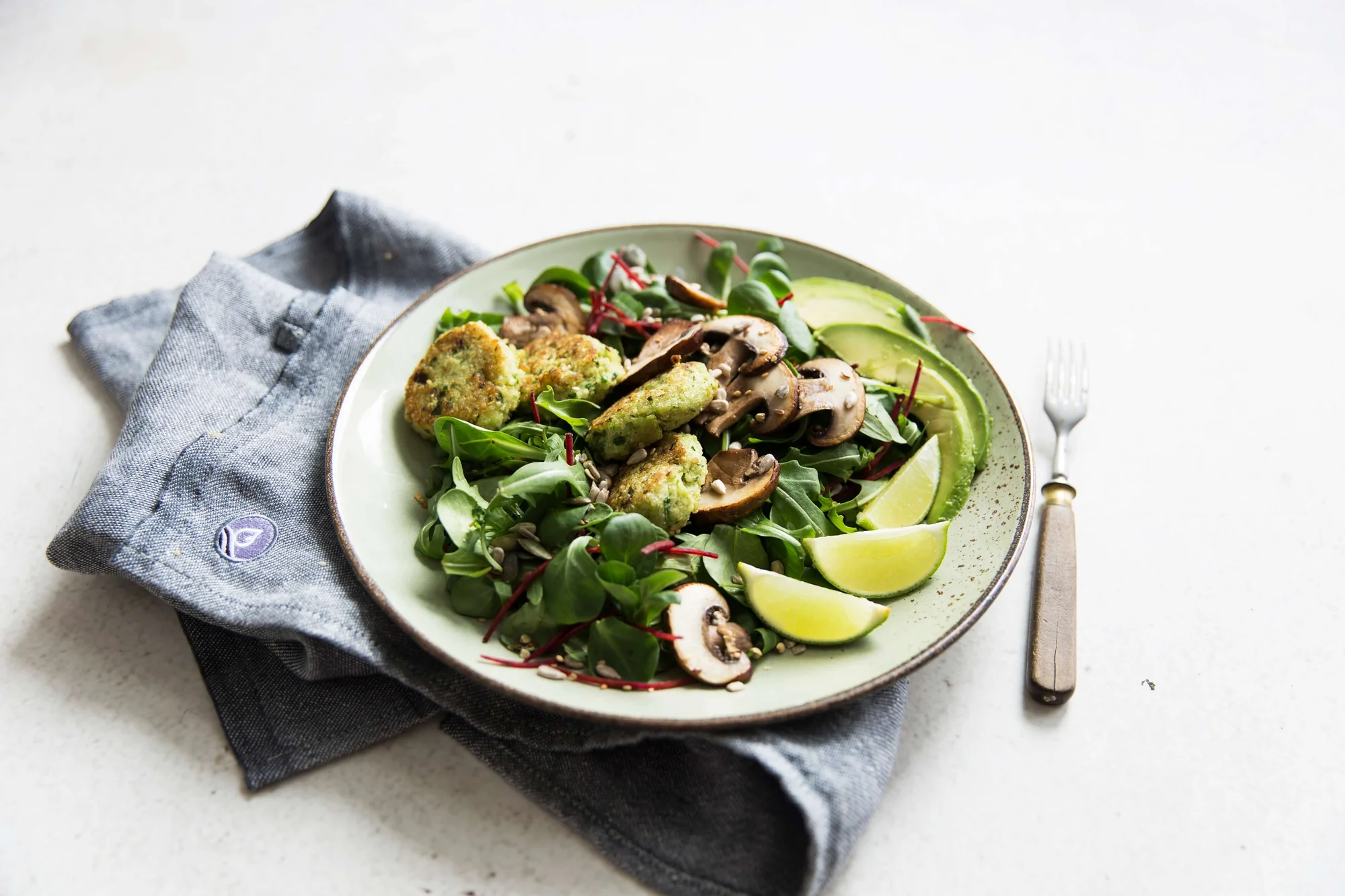 Fisch-Küchlein im Salatbett mit BIO PLANETE Avocadoöl