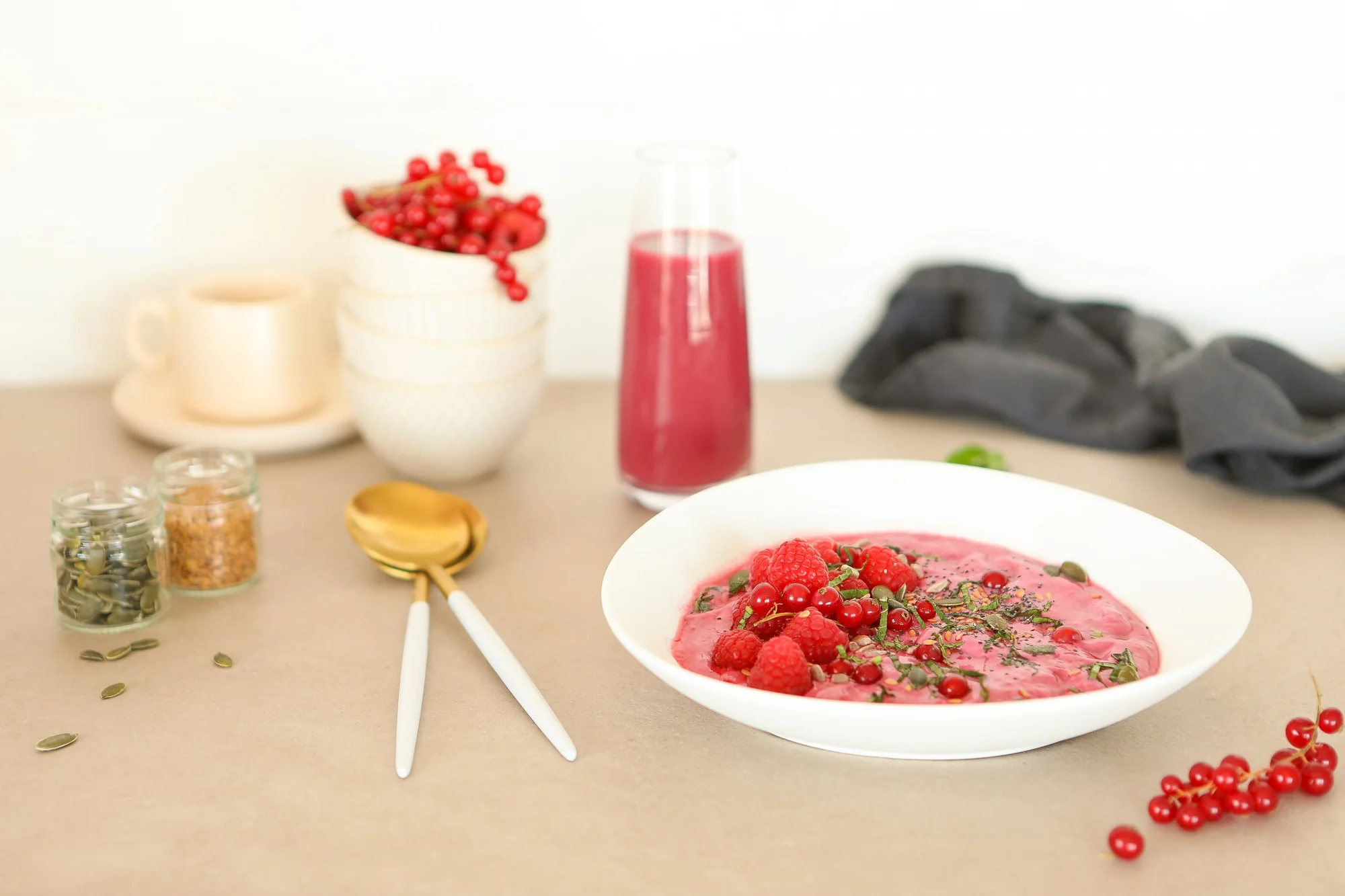 Tofu-Creme mit Minze und Beeren mit BIO PLANETE Hanföl