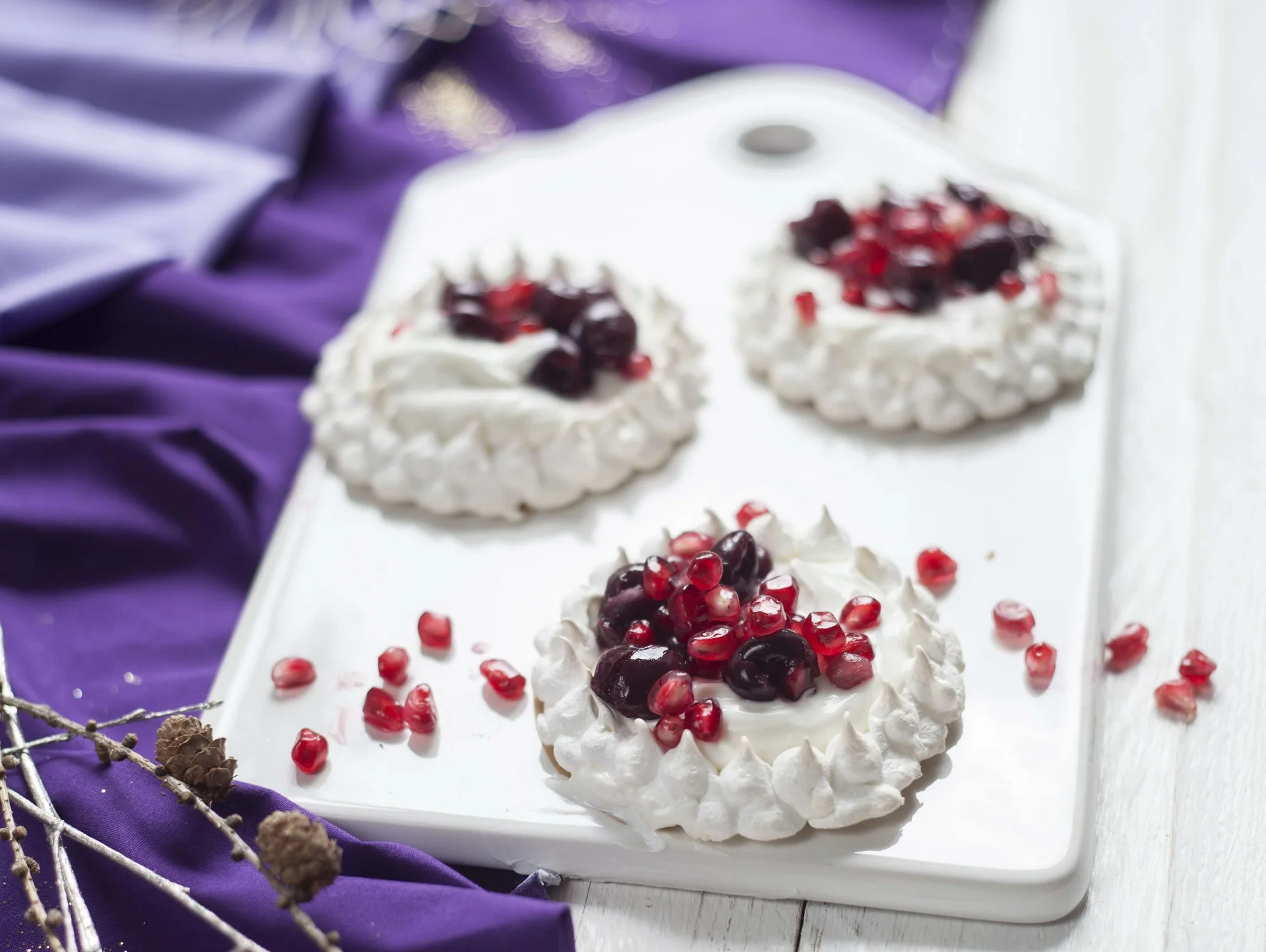 Mini- Pavlova mit Zitronenschlagsahne & Granatapfel mit  BIO PLANETE Olivenöl und Zitrone