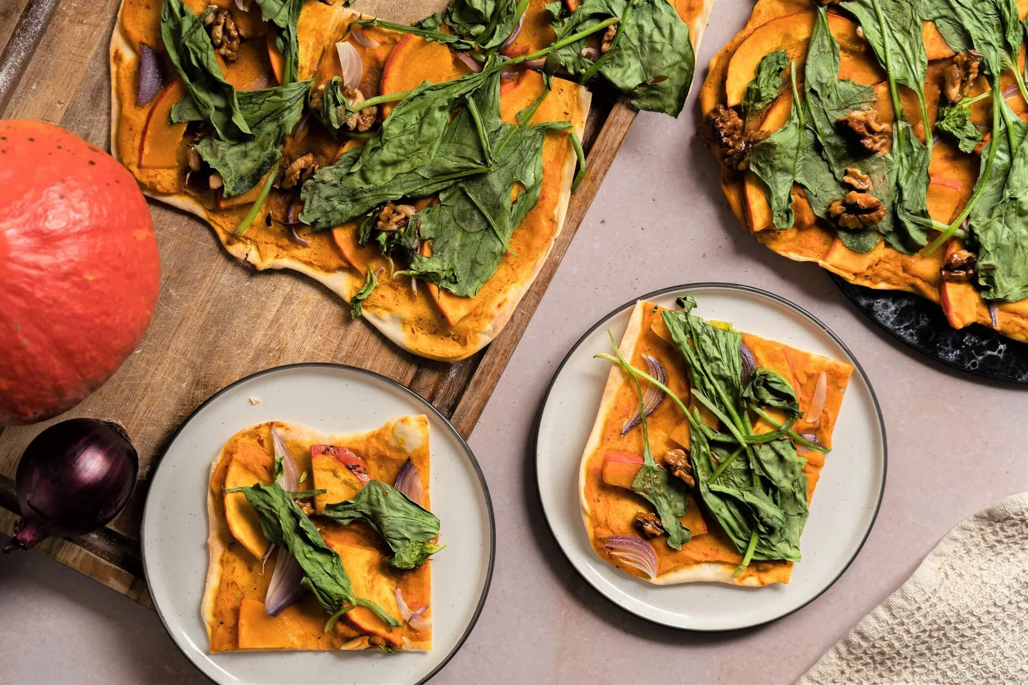 Flammkuchen mit Kürbis und BIO PLANETE Olivenöl mild nativ extra