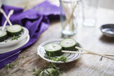 Lollipops aus Gurke und Kräuterfrischkäse