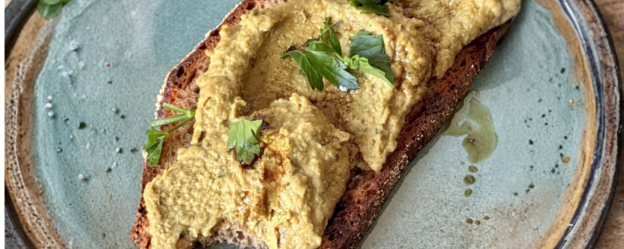 Cremiger Hummus mit Kürbiskernöl geröstet