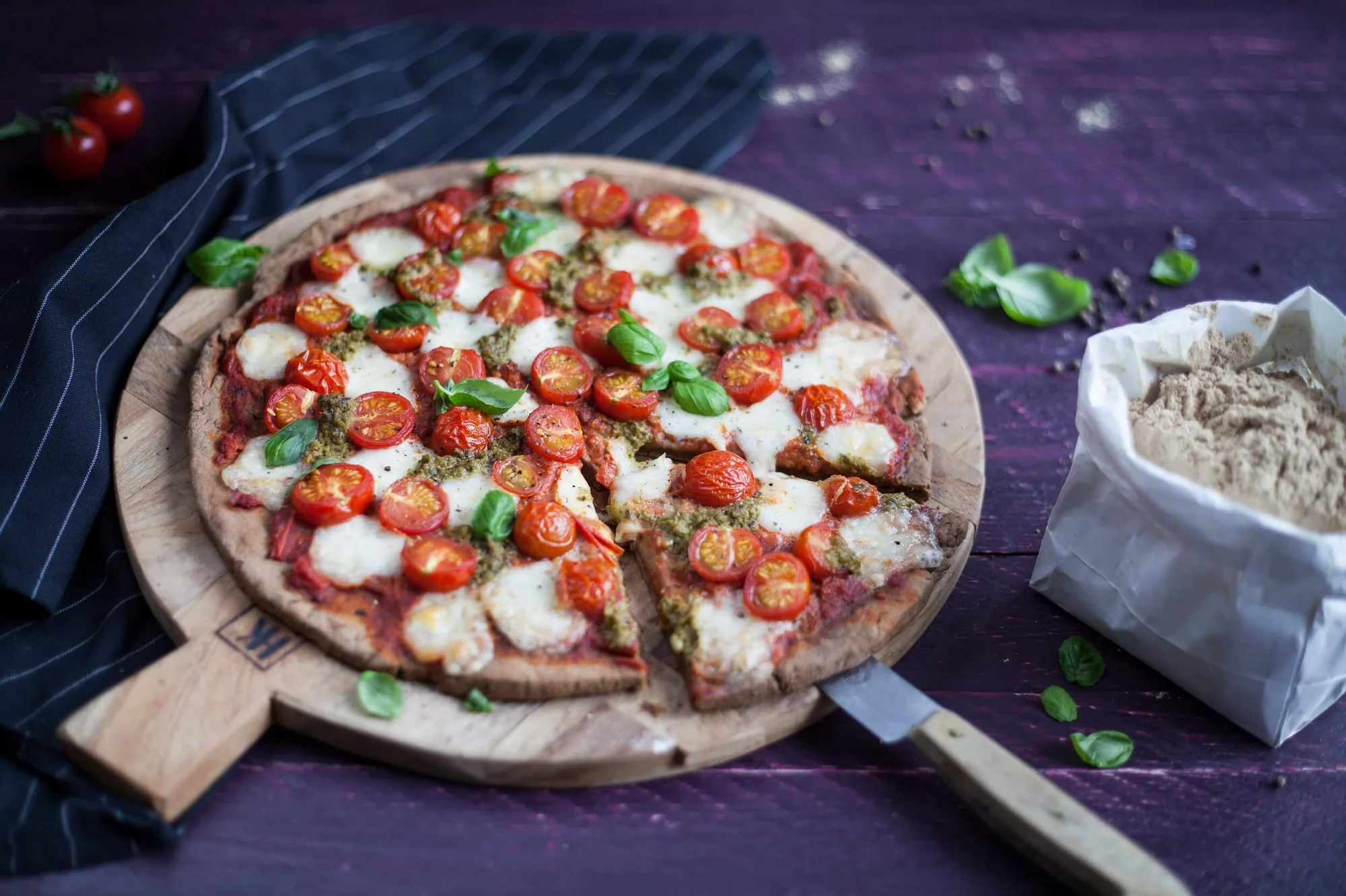 Pizza Caprese mit BIO PLANETE Olivenöl mild nativ extra