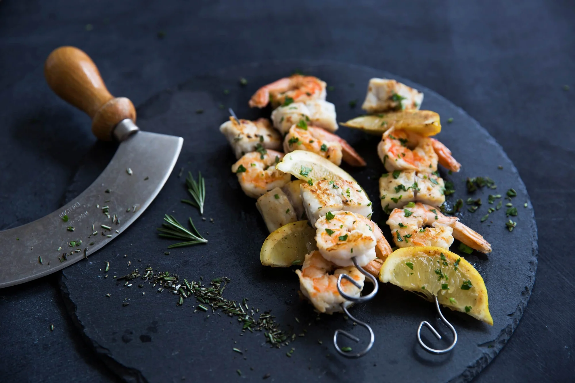 Spieße von Dorade und Garnele mit Zitrone und Pfeffer mit BIO PLANETE Woköl