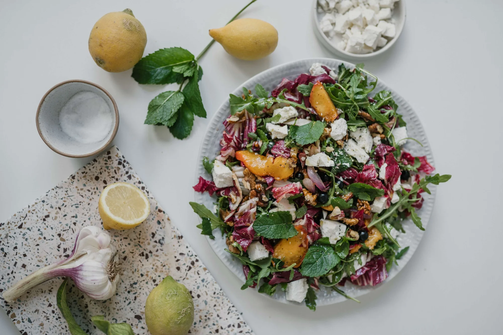 Sommer-Salat mit Pfirsichen und schwarzen Johannisbeeren mit BIO PLANETE Olyphenol Olivenöl