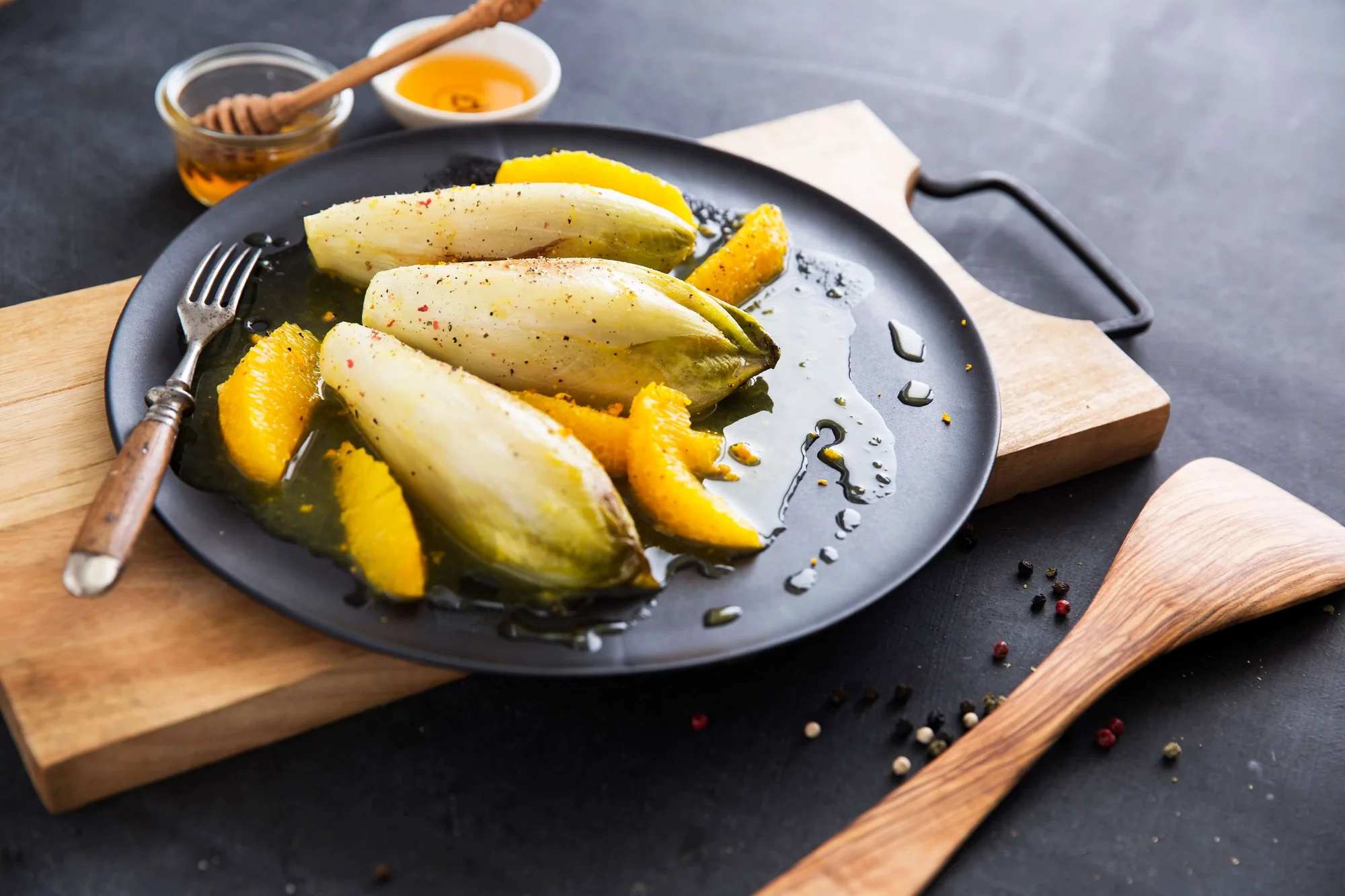 Geschmorter Chicoree mit Orange und BIO PLANETE Woköl