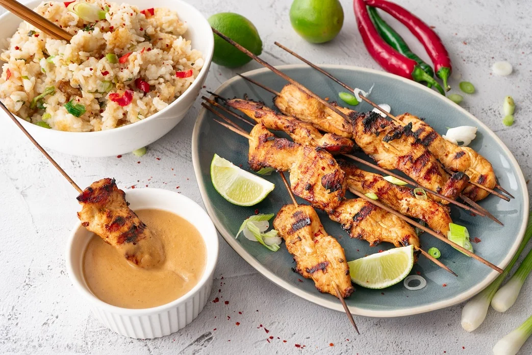 Thai-Hähnchen-Saté mit Erdnusssauce und gebratenem Thai-Basilikum-Reis