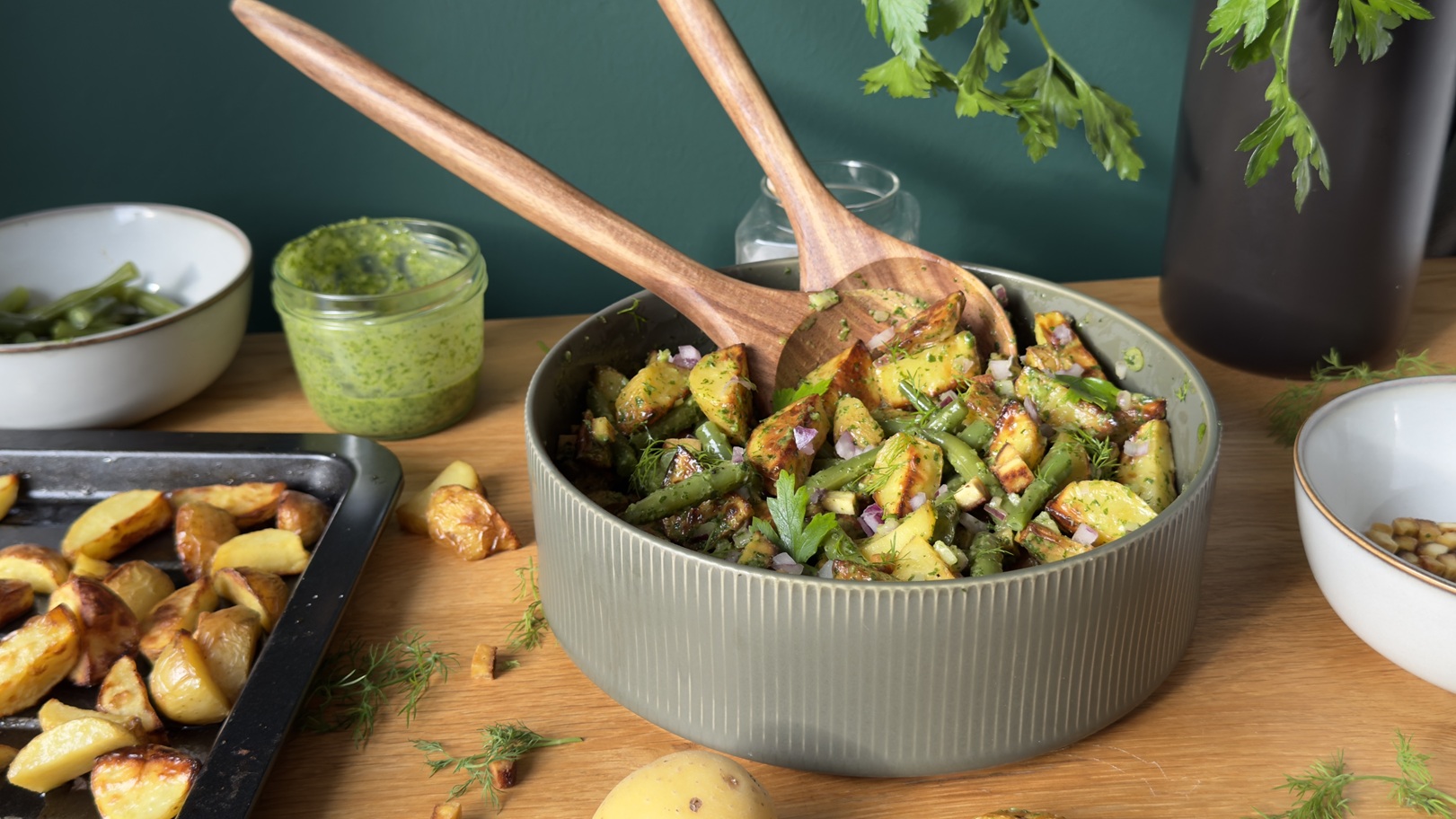 Deftiger Ofenkartoffelsalat mit Kräuter-Senf-Dressing